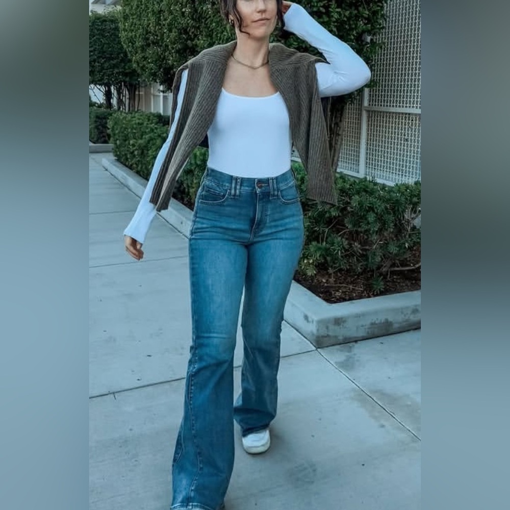 UpWest High-Rise Flared Jeans in Medium Blue